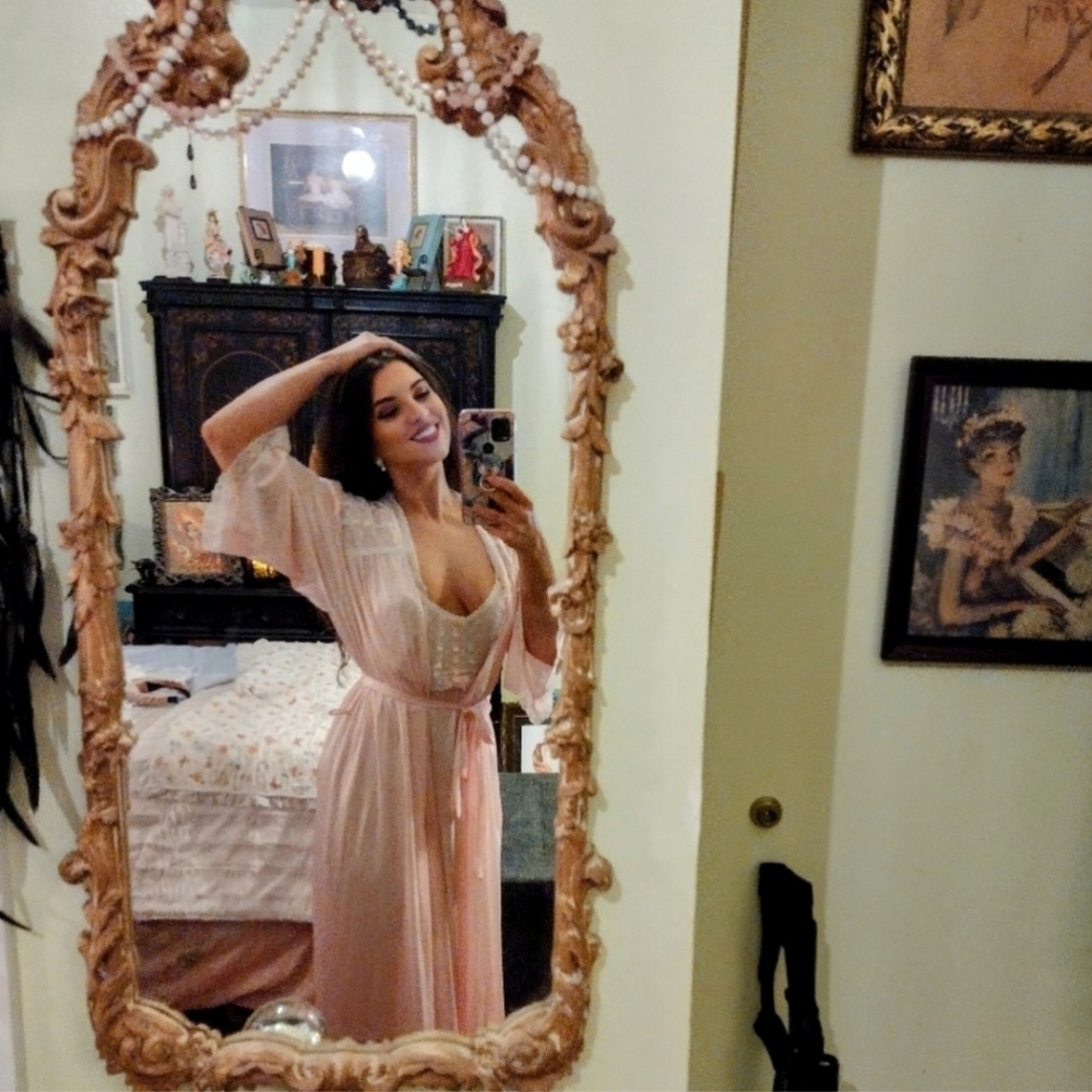 🌷Sweet and Pretty Baby Pink Timeless Classics vintage nightgown and robe. - Picture 4 of 6